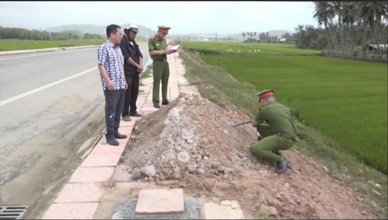 Thực hiện kh&aacute;m nghiệm hiện trường vụ cắt trộm d&acirc;y c&aacute;p tr&ecirc;n đường tr&aacute;nh Quốc lộ 1A.