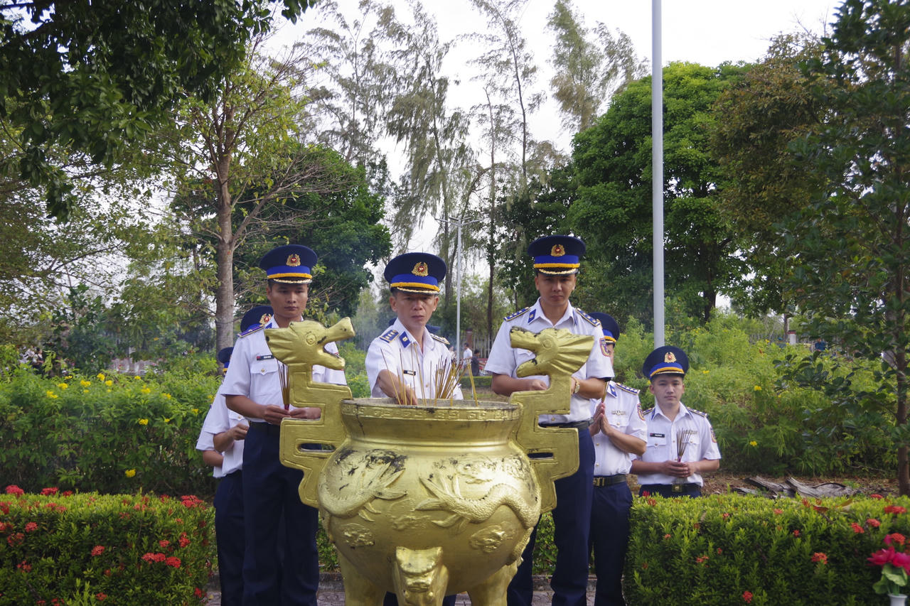 Đ&acirc;y l&agrave; hoạt động thể hiện truyền thống &ldquo;uống nước nhớ nguồn&rdquo; của c&aacute;c c&aacute;n bộ, chiến sĩ