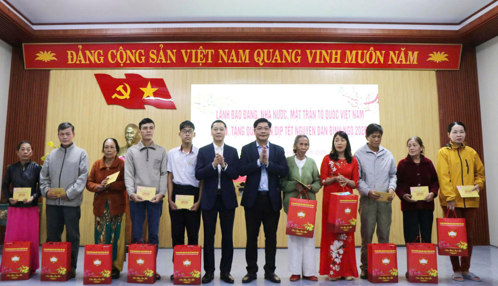 Đo&agrave;n c&ocirc;ng t&aacute;c v&agrave; l&atilde;nh đạo th&agrave;nh phố trao tặng qu&agrave; cho c&aacute;c hộ gia đ&igrave;nh tr&ecirc;n địa b&agrave;n phường Thủy Xu&acirc;n, th&agrave;nh phố Huế.