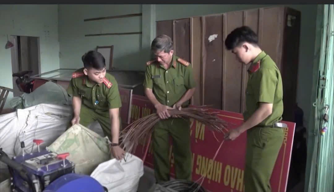 C&ocirc;ng an phường Tam Quan thu giữ tang vật hơn 1 tấn l&otilde;i d&acirc;y c&aacute;p đồng từ nh&oacute;m trộm.