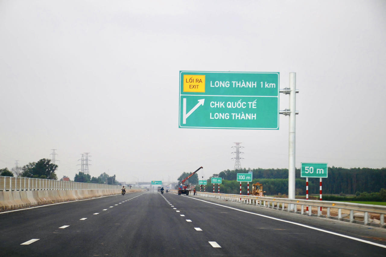 Tuyến cao tốc dần ho&agrave;n thiện, sẵn s&agrave;ng đ&oacute;n những d&ograve;ng xe đầu ti&ecirc;n v&agrave; mở th&ecirc;m mạch kết nối giao th&ocirc;ng cho khu vực.