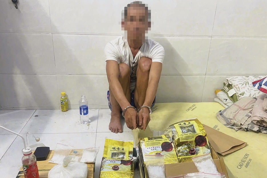 Đối tượng B.B. Ch. c&ugrave;ng tang vật.