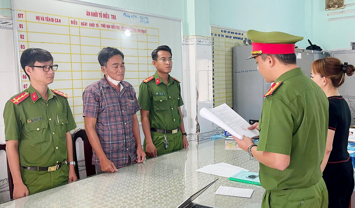 Văn ph&ograve;ng Cơ quan Cảnh s&aacute;t điều tra C&ocirc;ng an tỉnh An Giang thi h&agrave;nh Lệnh bắt bị can Phong để tạm giam