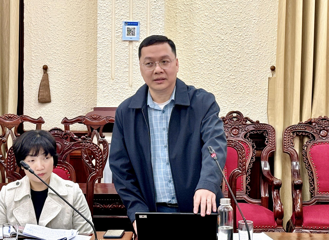 Quyền Cục trưởng Cục&nbsp;KSTTHC Nguyễn H&ugrave;ng Huế ph&aacute;t biểu tại buổi l&agrave;m việc.