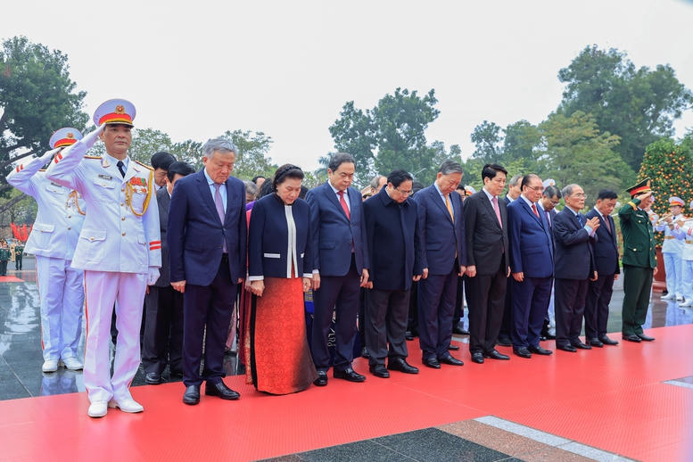 L&atilde;nh đạo Đảng, Nh&agrave; nước v&agrave;o Lăng viếng Chủ tịch Hồ Ch&iacute; Minh nh&acirc;n dịp Tết Nguy&ecirc;n đ&aacute;n B&iacute;nh Ngọ- Ảnh 4.
