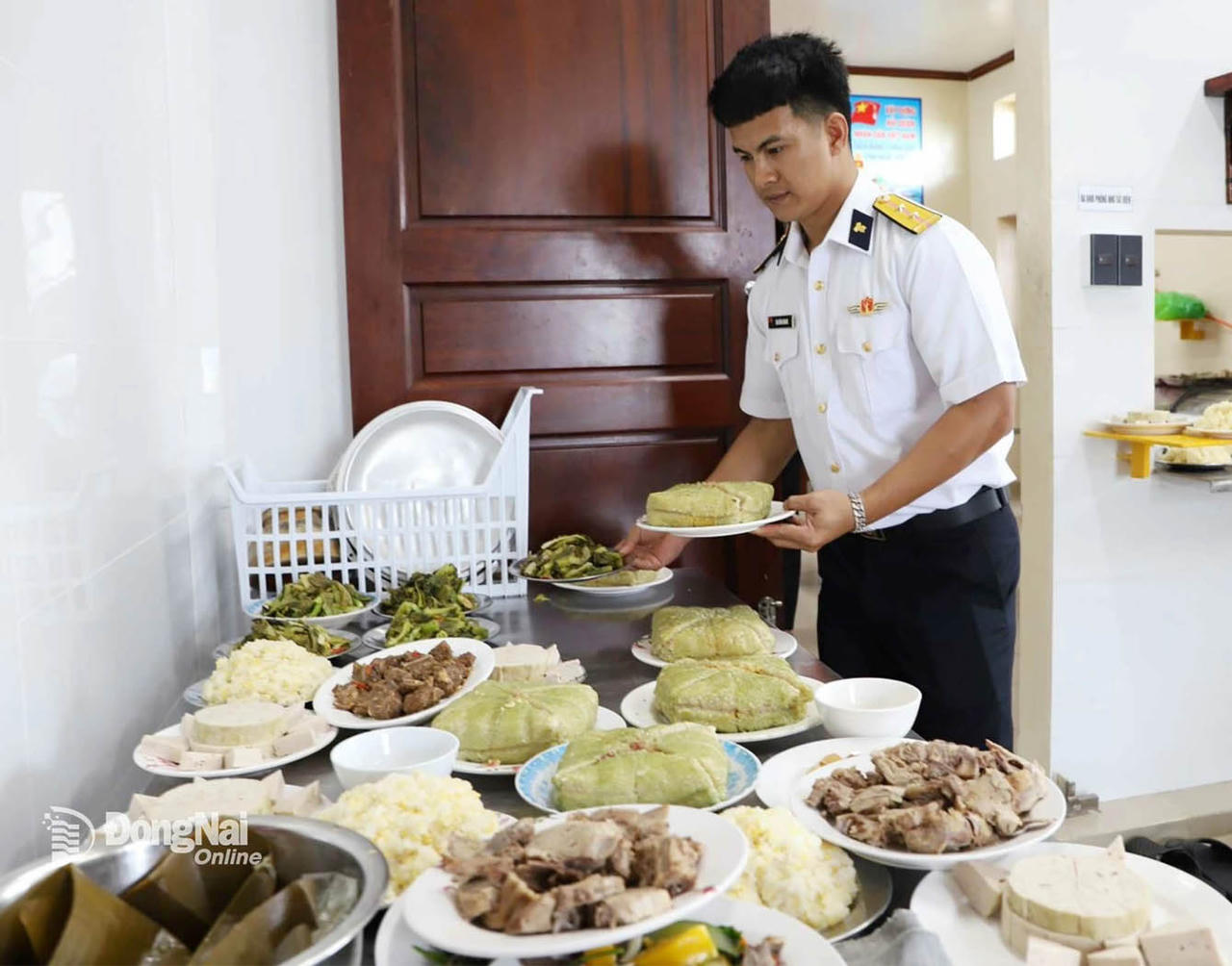 Chiến sĩ Nh&agrave; gi&agrave;n DK1/10 chuẩn bị m&acirc;m cỗ đ&oacute;n Tết sớm.&nbsp;(Ảnh: B.Nguy&ecirc;n)