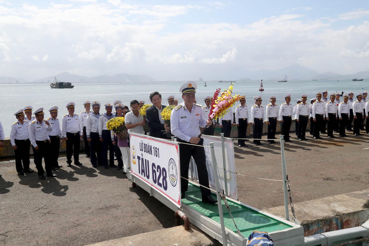 Đo&agrave;n c&ocirc;ng t&aacute;c V&ugrave;ng 3 Hải qu&acirc;n khởi h&agrave;nh ch&uacute;c Tết c&aacute;n bộ, chiến sĩ, c&aacute;c lực lượng v&agrave; Nh&acirc;n d&acirc;n đặc khu Cồn Cỏ, L&yacute; Sơn năm 2026.&nbsp;(Nguồn: B&aacute;o Hải qu&acirc;n)