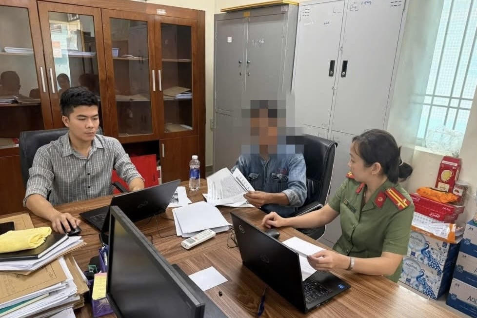 H&igrave;nh ảnh &ocirc;ng Đ.N.T l&agrave;m việc tại cơ quan C&ocirc;ng an.