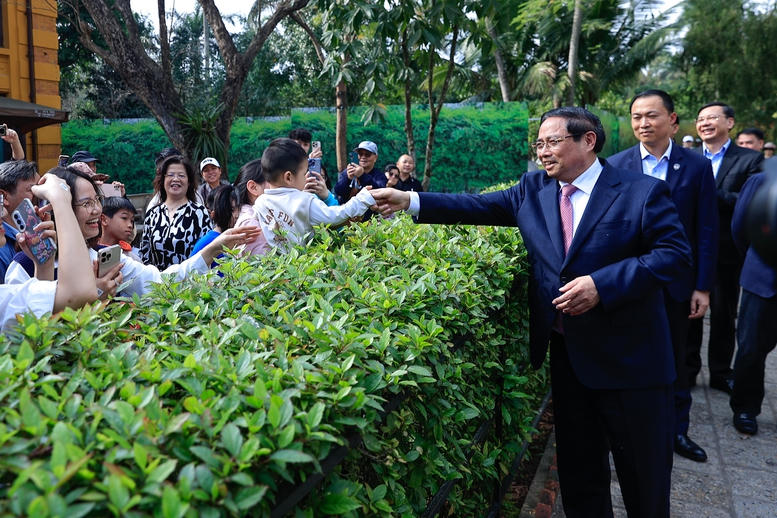 Thủ tướng Phạm Minh Ch&iacute;nh d&acirc;ng hương tưởng nhớ Chủ tịch Hồ Ch&iacute; Minh- Ảnh 4.