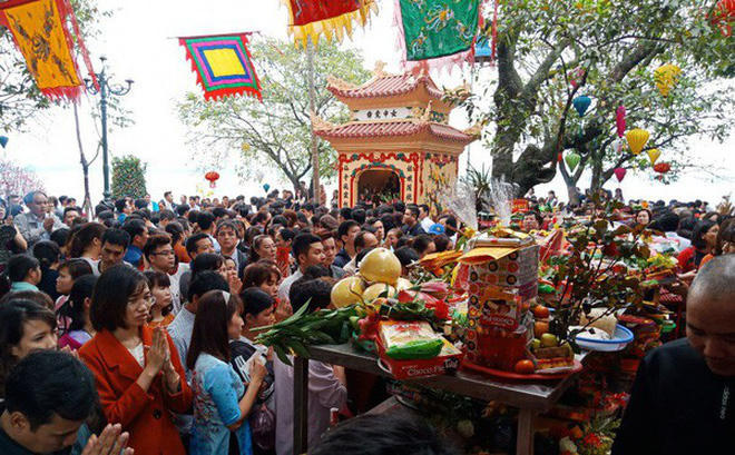 Ngo&agrave;i việc thắt chặt an ninh, Ban Quản l&yacute; Di t&iacute;ch Phủ T&acirc;y Hồ khuyến c&aacute;o c&aacute;c kh&aacute;ch thập phương n&acirc;ng cao cảnh gi&aacute;c, đề ph&ograve;ng bị kẻ gian m&oacute;c t&uacute;i khi h&agrave;nh lễ (ảnh P.V).