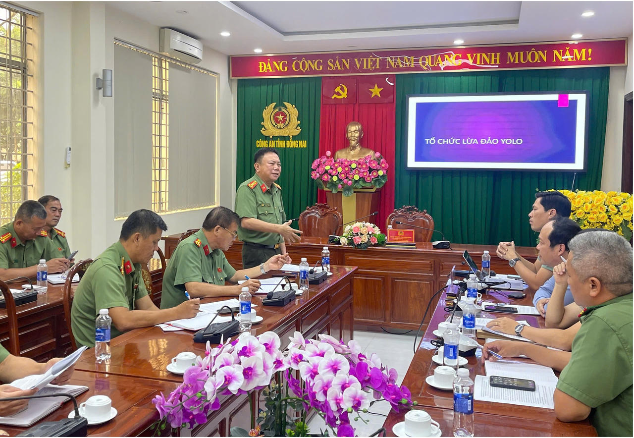 Đại t&aacute; Nguyễn Phương Đằng &ndash; Ph&oacute; Gi&aacute;m đốc C&ocirc;ng an tỉnh Đồng Nai ph&aacute;t biểu &yacute; kiến với c&aacute;c đơn vị tham gia ph&aacute; &aacute;n.