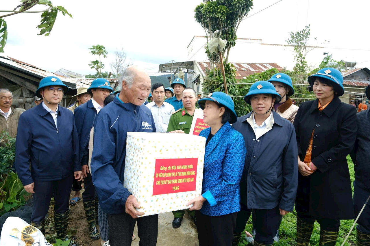 B&agrave; B&ugrave;i Thị Minh Ho&agrave;i, Ủy vi&ecirc;n Bộ Ch&iacute;nh trị, B&iacute; thư Trung ương Đảng, B&iacute; thư Đảng ủy Mặt trận Tổ quốc, c&aacute;c đo&agrave;n thể Trung ương, Chủ tịch Ủy ban Trung ương Mặt trận Tổ quốc Việt Nam thăm hỏi người d&acirc;n chịu ảnh hưởng bởi b&atilde;o lũ tại tỉnh L&acirc;m Đồng.