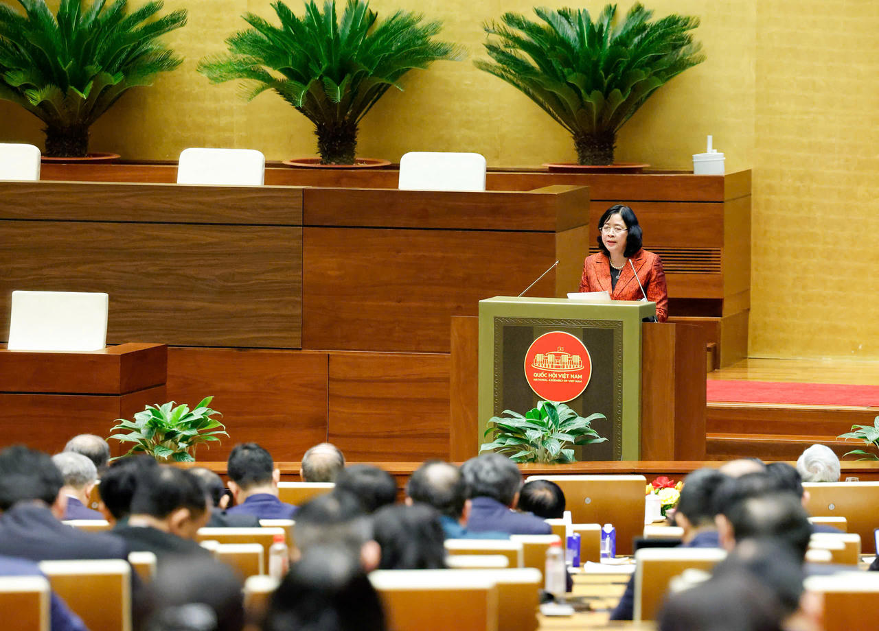 B&agrave; B&ugrave;i Thị Minh Ho&agrave;i tr&igrave;nh b&agrave;y chuy&ecirc;n đề &ldquo;Ph&aacute;t huy sức mạnh đại đo&agrave;n kết to&agrave;n d&acirc;n tộc trong sự nghiệp x&acirc;y dựng, ph&aacute;t triển đất nước v&agrave; bảo vệ Tổ quốc trong kỷ nguy&ecirc;n mới&rdquo; tại Hội nghị trực tuyến to&agrave;n quốc nghi&ecirc;n cứu, học tập, qu&aacute;n triệt v&agrave; triển khai thực hiện Nghị quyết Đại hội đại biểu to&agrave;n quốc lần thứ XIV của Đảng.