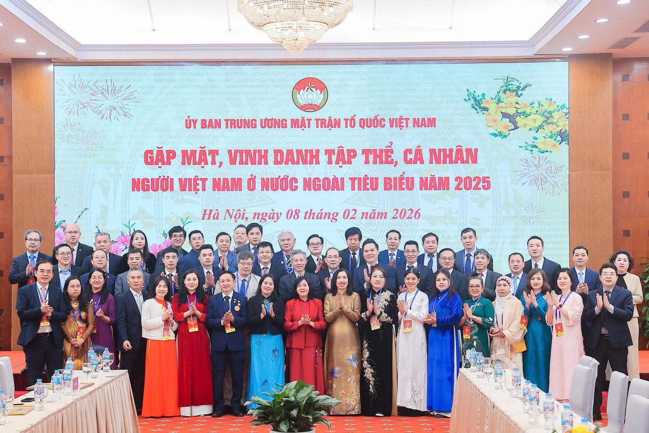 B&agrave; B&ugrave;i Thị Minh Ho&agrave;i, Ủy vi&ecirc;n Bộ Ch&iacute;nh trị, B&iacute; thư Trung ương Đảng, B&iacute; thư Đảng ủy Mặt trận Tổ quốc, c&aacute;c đo&agrave;n thể Trung ương, Chủ tịch Ủy ban Trung ương Mặt trận Tổ quốc Việt Nam chụp ảnh lưu niệm c&ugrave;ng kiều b&agrave;o tại cuộc gặp mặt, vinh danh tập thể, c&aacute; nh&acirc;n người Việt Nam ở nước ngo&agrave;i ti&ecirc;u biểu năm 2025