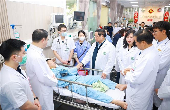 Thủ tướng Phạm Minh Ch&iacute;nh thăm, ch&uacute;c Tết bệnh nh&acirc;n đang điều trị tại Bệnh viện Bạch Mai. Ảnh: Dương Giang/TTXVN