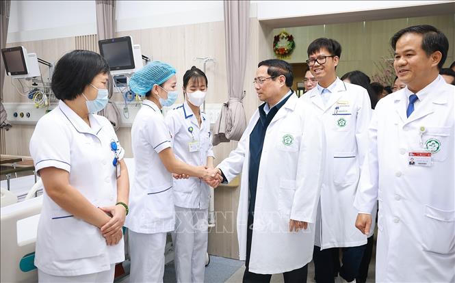 Thủ tướng Phạm Minh Ch&iacute;nh thăm, ch&uacute;c Tết c&aacute;c y sĩ, b&aacute;c sĩ Bệnh viện Bạch Mai. Ảnh: Dương Giang/TTXVN