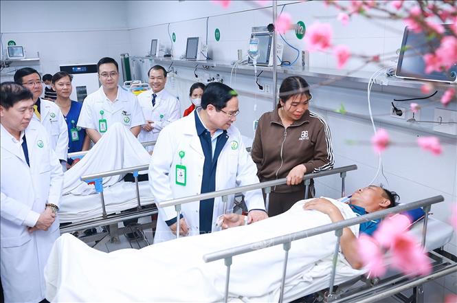 Thủ tướng Phạm Minh Ch&iacute;nh thăm, ch&uacute;c Tết bệnh nh&acirc;n đang điều trị tại Bệnh viện hữu nghị Việt Đức. Ảnh: Dương Giang/TTXVN