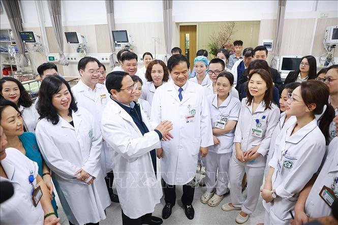 Thủ tướng Phạm Minh Ch&iacute;nh ch&uacute;c Tết, giao nhiệm vụ cho c&aacute;c c&aacute;n bộ, b&aacute;c sĩ, nh&acirc;n vi&ecirc;n y tế Bệnh viện Bạch Mai. Ảnh: Dương Giang/TTXVN