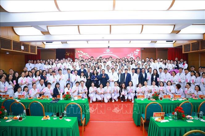 Thủ tướng Phạm Minh Ch&iacute;nh với c&aacute;n bộ, b&aacute;c sĩ, nh&acirc;n vi&ecirc;n y tế Bệnh viện Bạch Mai. Ảnh: Dương Giang/TTXVN