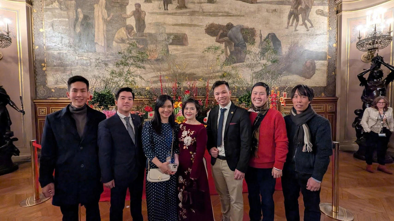 PGS.TS Trần L&ecirc; Hưng (thứ ba từ phải sang) v&agrave; bạn b&egrave; ăn Tết Việt tr&ecirc;n đất Ph&aacute;p.