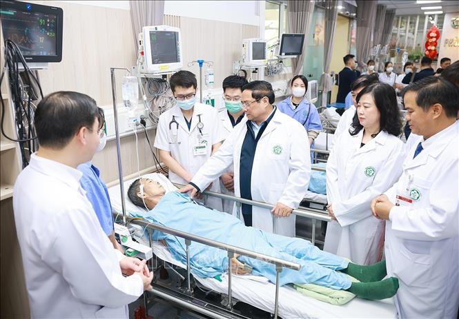 Thủ tướng thăm, ch&uacute;c Tết, động vi&ecirc;n y b&aacute;c sĩ v&agrave; bệnh nh&acirc;n tại c&aacute;c bệnh viện