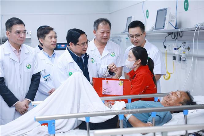 Thủ tướng Phạm Minh Ch&iacute;nh thăm, ch&uacute;c Tết, tặng qu&agrave; cho bệnh nh&acirc;n đang điều trị tại Bệnh viện hữu nghị Việt Đức. Ảnh: Dương Giang/TTXVN