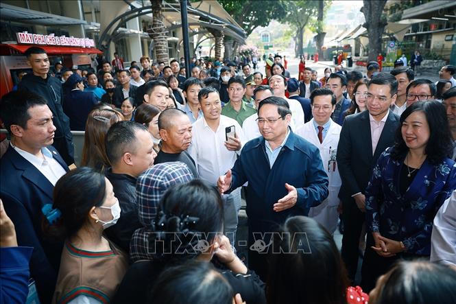 Thủ tướng Phạm Minh Ch&iacute;nh thăm hỏi, ch&uacute;c Tết người th&acirc;n bệnh nh&acirc;n điều trị tại Bệnh viện Bạch Mai. Ảnh: Dương Giang/TTXVN