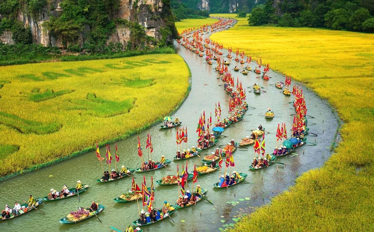 Tam Cốc - một điểm đến hấp dẫn của du kh&aacute;ch trong v&agrave; ngo&agrave;i nước.