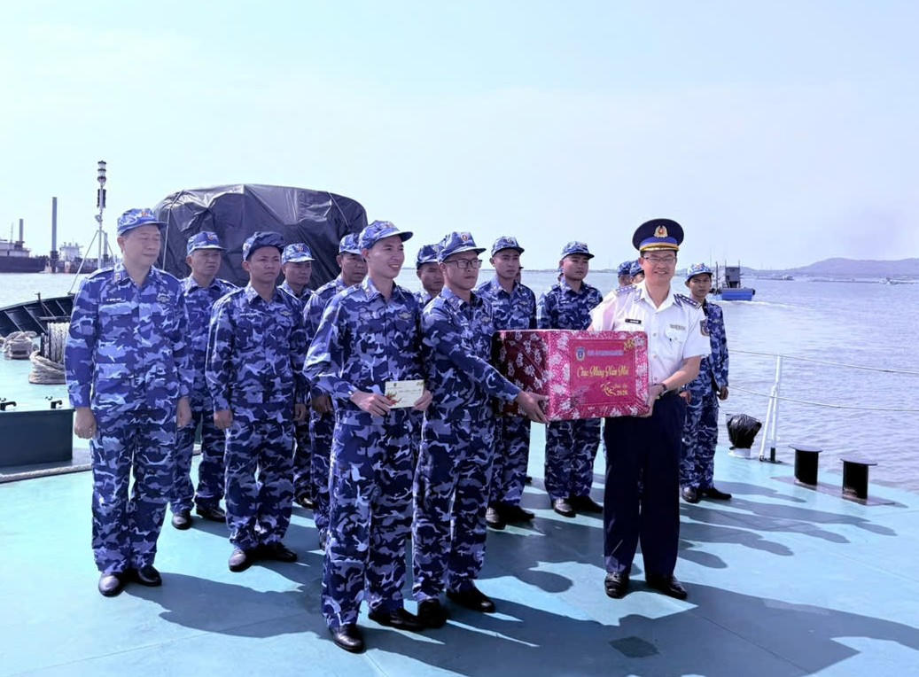 Đại t&aacute; Xu&acirc;n Quận, Ph&oacute; Ch&iacute;nh ủy V&ugrave;ng Cảnh s&aacute;t biển 3 tặng qu&agrave; tết c&aacute;n bộ, chiến sĩ T&agrave;u CSB 4031.