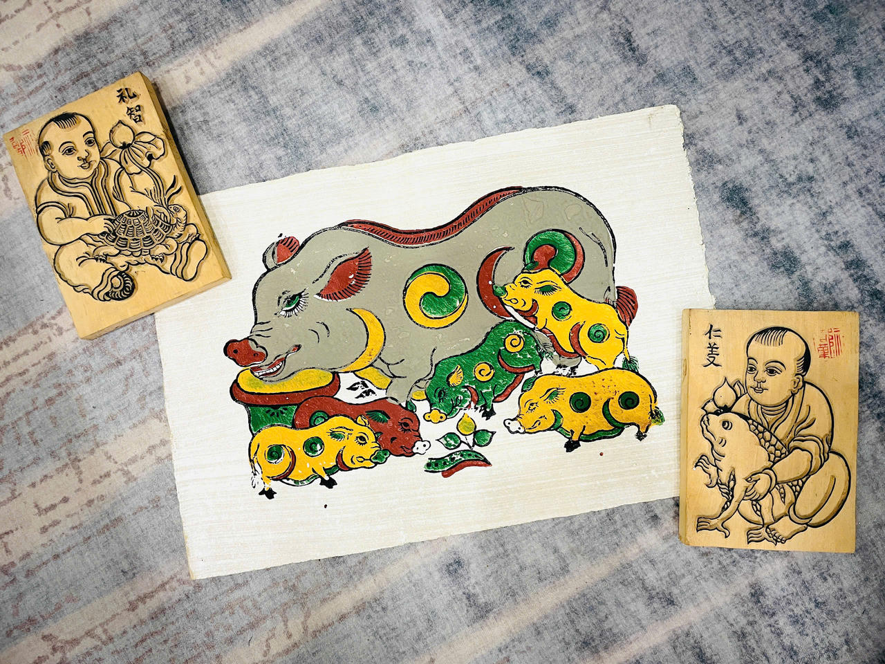 Tranh lợn đ&agrave;n v&agrave; hai bản khắc gỗ tranh Lễ Tr&iacute; &ndash; Nh&acirc;n Nghĩa.