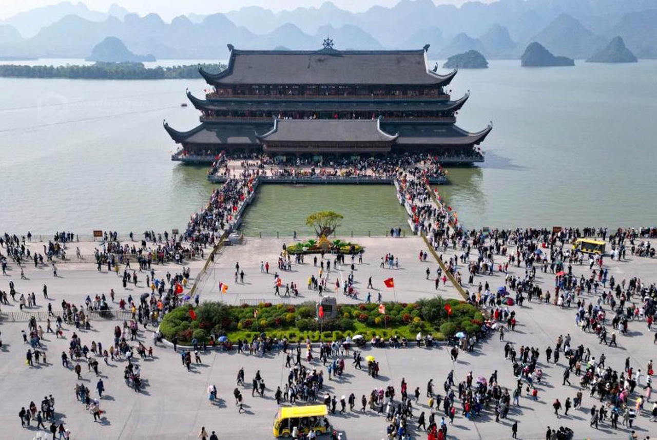 Ch&ugrave;a Tam Ch&uacute;c ẩn m&igrave;nh trong quần thể n&uacute;i đ&aacute; v&ocirc;i, với phong cảnh nước non hữu t&igrave;nh, nơi đ&acirc;y được v&iacute; như chốn bồng lai ti&ecirc;n cảnh.