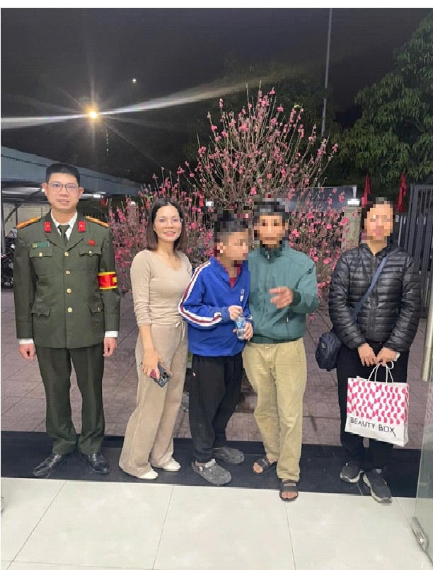 C&ocirc;ng an phường Long Bi&ecirc;n hỗ trợ ch&aacute;u b&eacute; đi lạc trở về với gia đ&igrave;nh trước giao thừa.