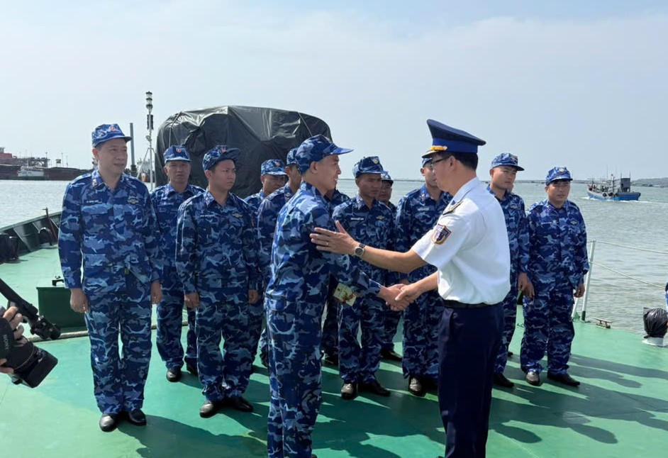 Đại t&aacute; Cao Xu&acirc;n Quận, động vi&ecirc;n c&aacute;n bộ chiến sĩ trước khi t&agrave;u rời biển thực hiện nhiệm vụ.