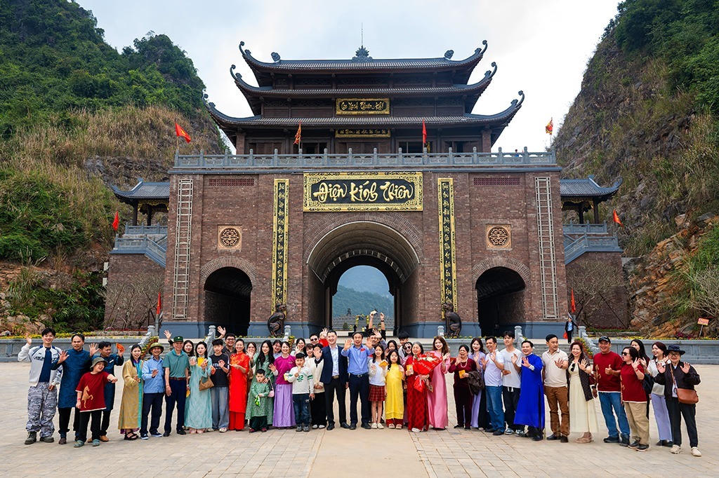 Những đo&agrave;n kh&aacute;ch đầu ti&ecirc;n tại khu du lịch Thung Ui