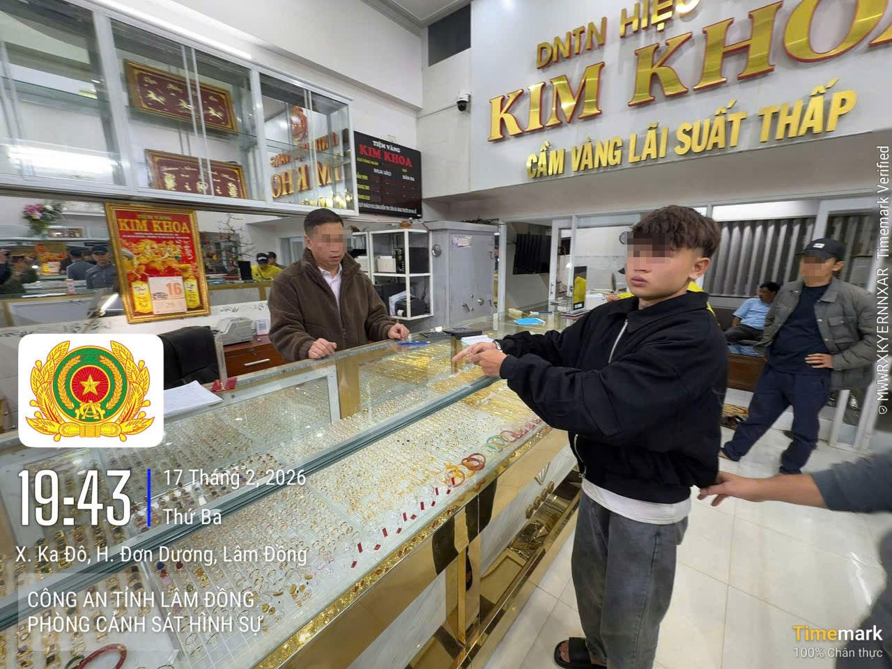 Cơ quan c&ocirc;ng an thực nghiệm hiện trường. Ảnh: C&ocirc;ng an L&acirc;m Đồng.