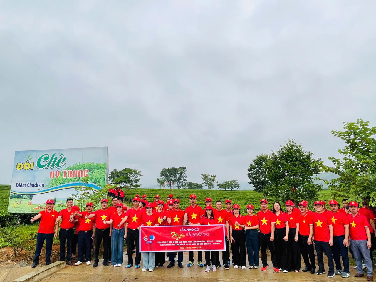 &Ocirc;ng L&ecirc; Đ&igrave;nh Nhất c&ugrave;ng c&aacute;n bộ x&atilde; miền n&uacute;i Kỳ Văn trong hoạt động &ldquo;H&agrave;nh tr&igrave;nh T&ocirc;i y&ecirc;u Tổ quốc t&ocirc;i năm 2025&rdquo;.