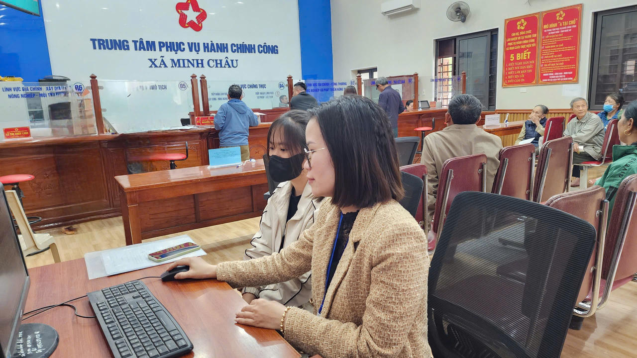 Chị Trần Thị Hồng hướng dẫn người d&acirc;n l&agrave;m thủ tục h&agrave;nh ch&iacute;nh