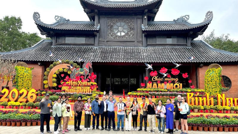 Gi&aacute;m đốc Sở Du lịch Ninh B&igrave;nh B&ugrave;i Văn Mạnh c&ugrave;ng đại diện c&aacute;c đơn vị tặng hoa, ch&agrave;o đ&oacute;n những vị kh&aacute;ch đầu ti&ecirc;n tại ch&ugrave;a B&aacute;i Đ&iacute;nh