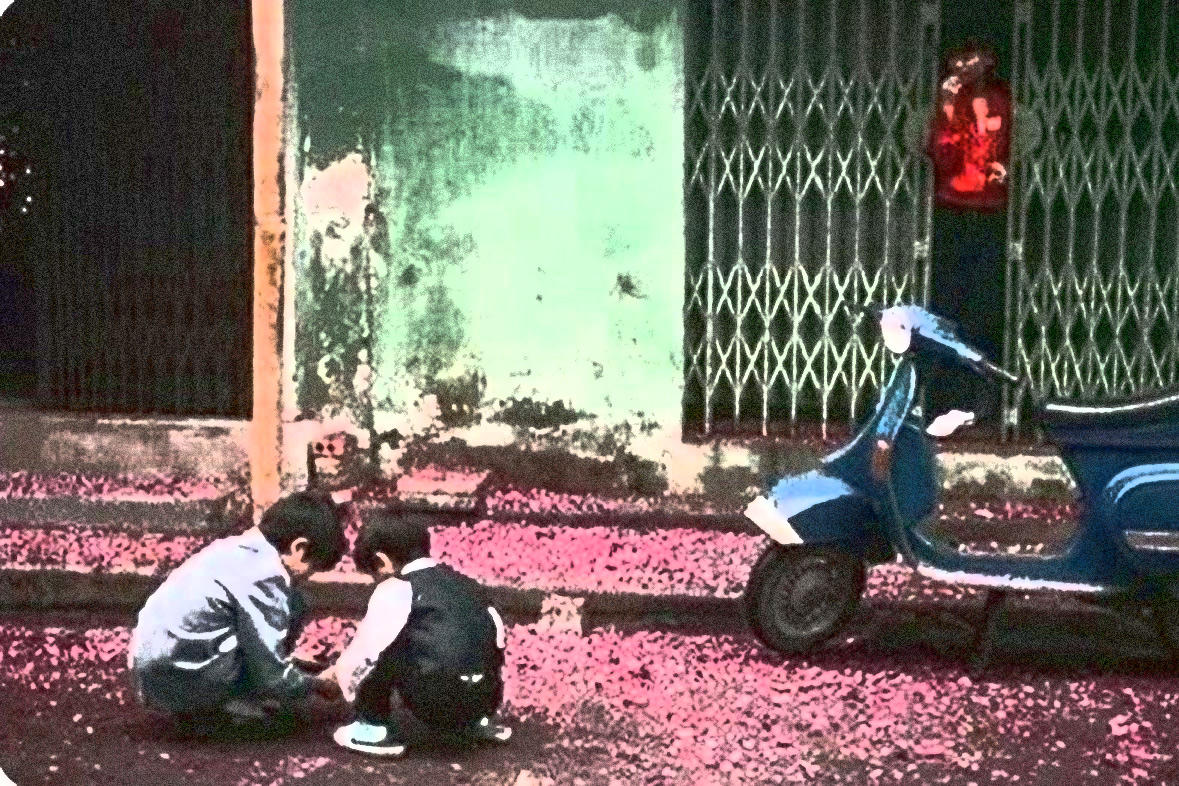 Trẻ con th&iacute;ch th&uacute; với những x&aacute;c ph&aacute;o s&aacute;ng m&ugrave;ng 1 Tết.