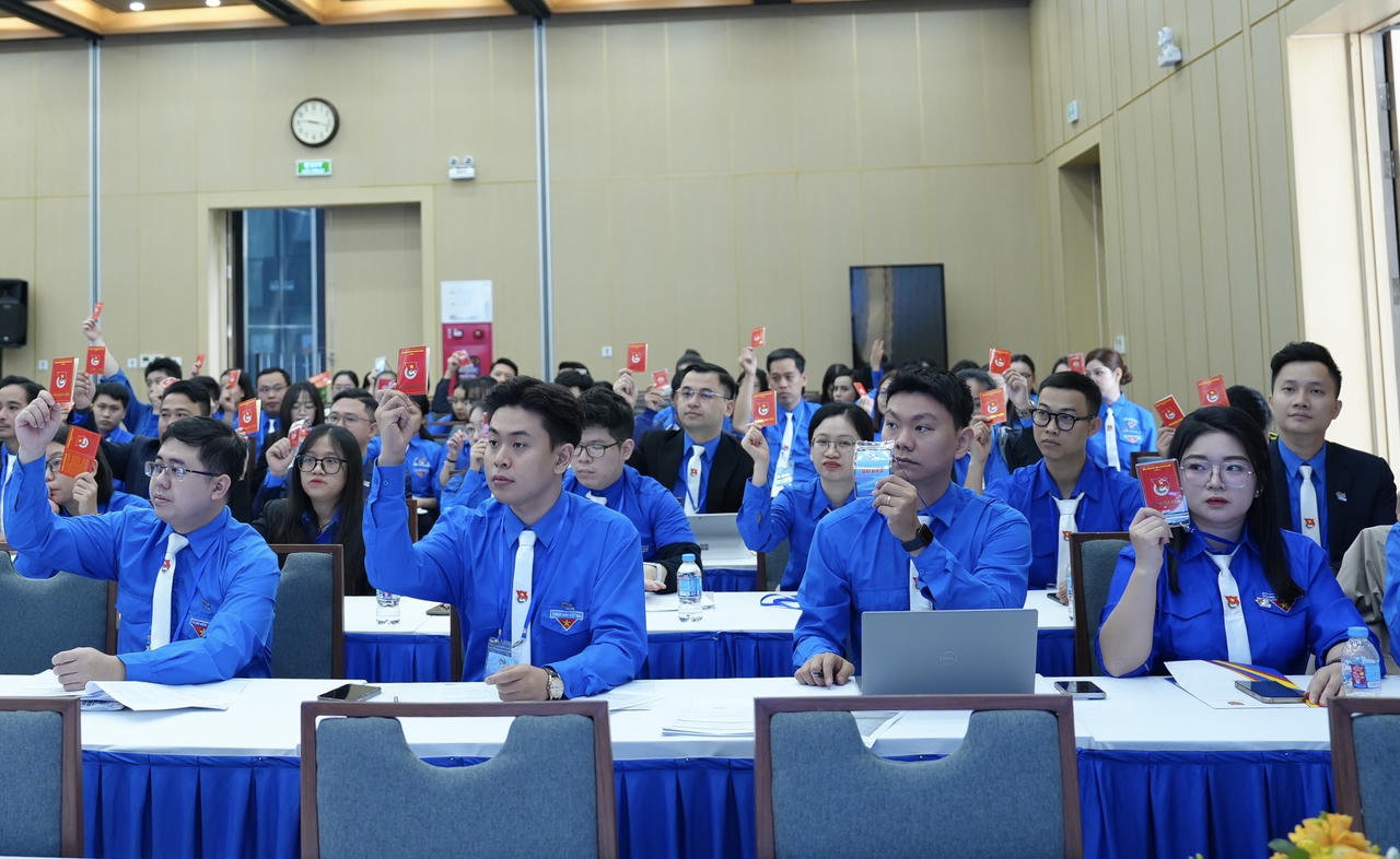 C&aacute;c đại biểu biểu quyết tại Đại hội đại biểu Đo&agrave;n TNCS Hồ Ch&iacute; Minh Bộ Tư ph&aacute;p lần thứ VIII nhiệm kỳ 2025-2030.