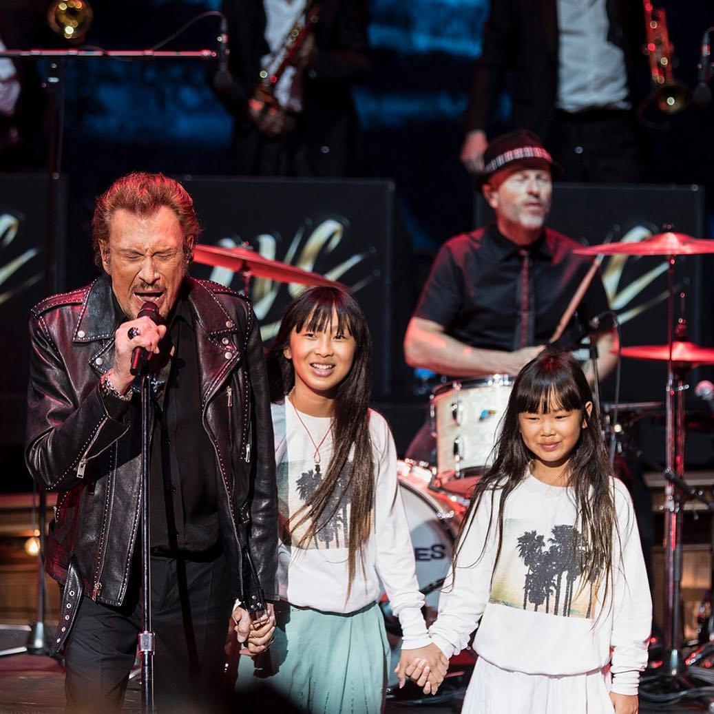 B&ugrave;i Thị Hoa v&agrave; Mai Hương - con nu&ocirc;i của huyền thoại nhạc rock người Ph&aacute;p Johnny Hallyday.