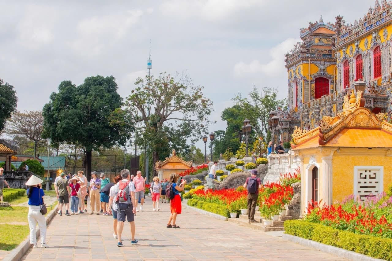 Điện Kiến Trung thu h&uacute;t đ&ocirc;ng đảo du kh&aacute;ch.