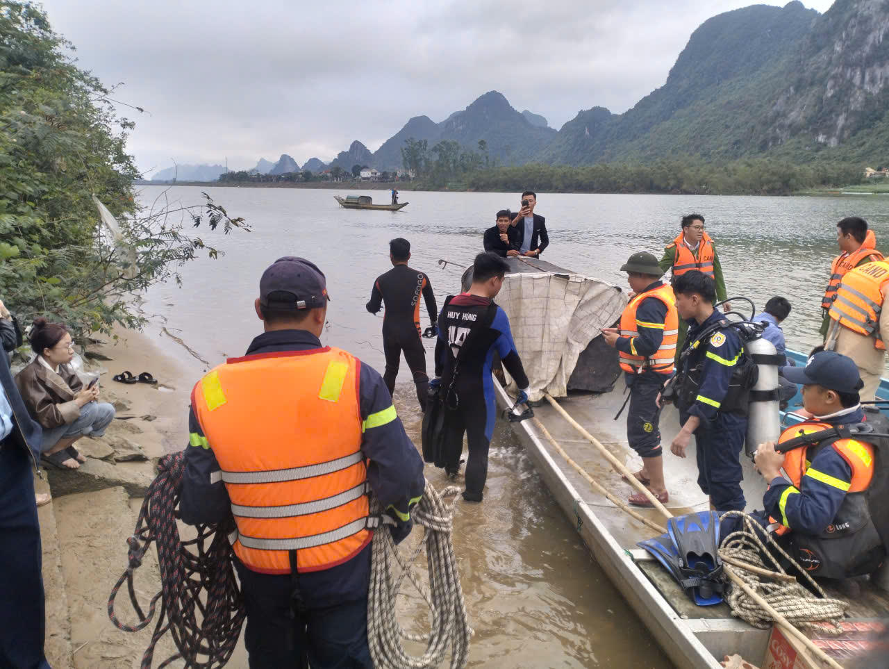 Thợ lặn chuy&ecirc;n nghiệp được huy động tham gia t&igrave;m kiếm c&aacute;c nạn nh&acirc;n trong điều kiện d&ograve;ng chảy phức tạp.