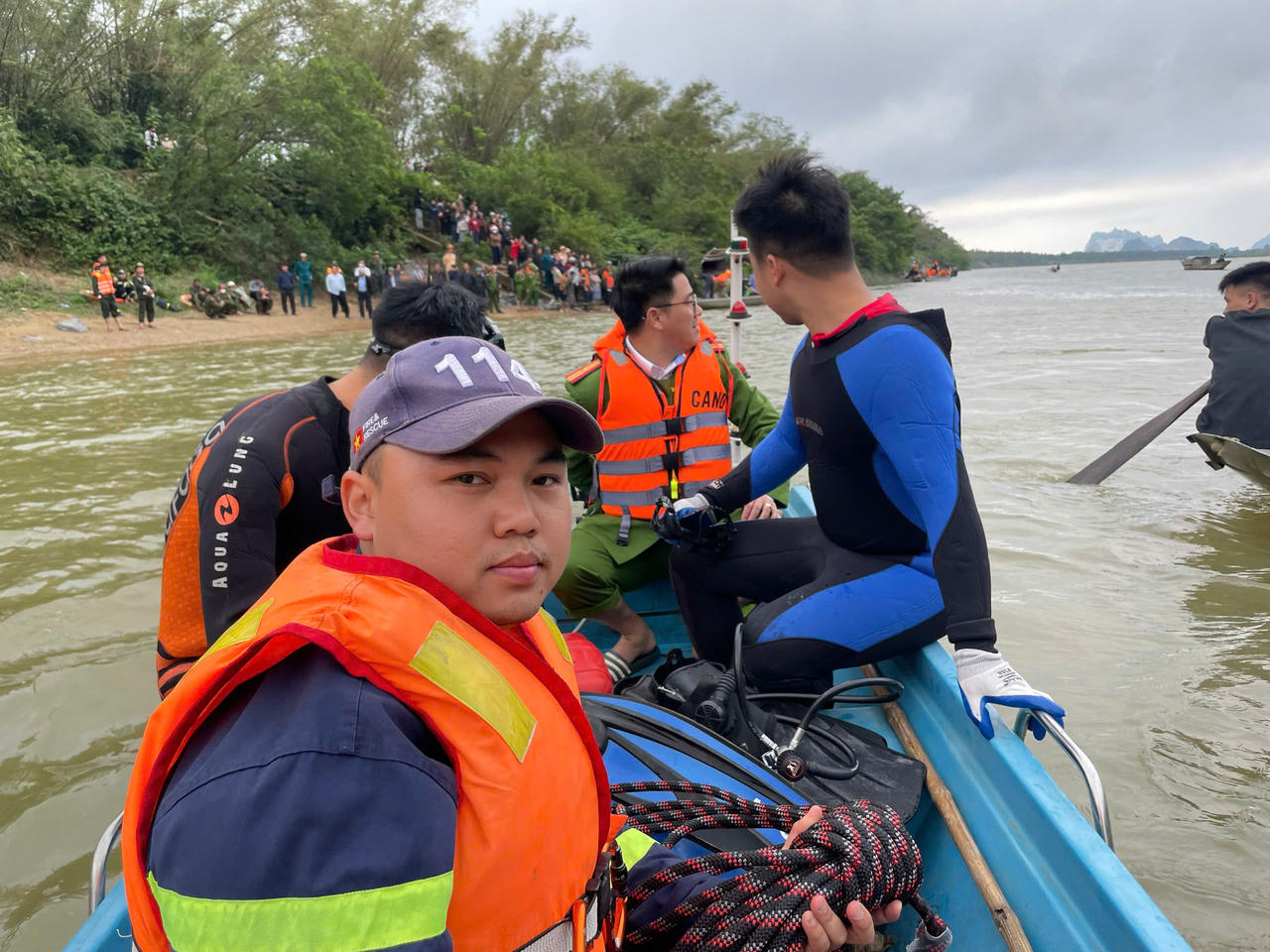 Lực lượng chức năng khoanh v&ugrave;ng khu vực, tổ chức t&igrave;m kiếm c&aacute;c nạn nh&acirc;n mất t&iacute;ch cả tr&ecirc;n mặt nước v&agrave; dưới l&ograve;ng s&ocirc;ng.