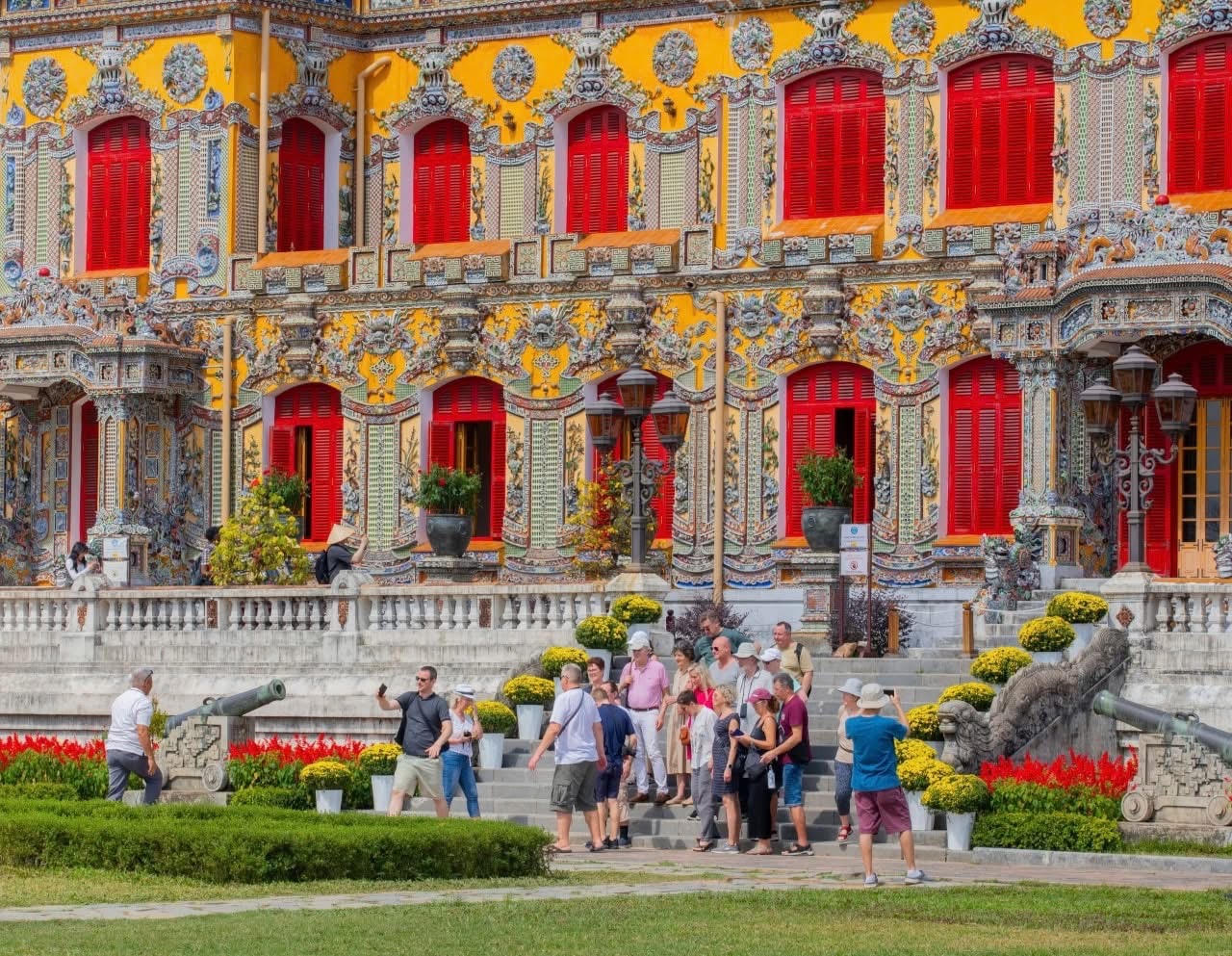 Điện Kiến Trung trở th&agrave;nh điểm tham quan nổi bật, thu h&uacute;t nhiều lượt kh&aacute;ch quốc tế.