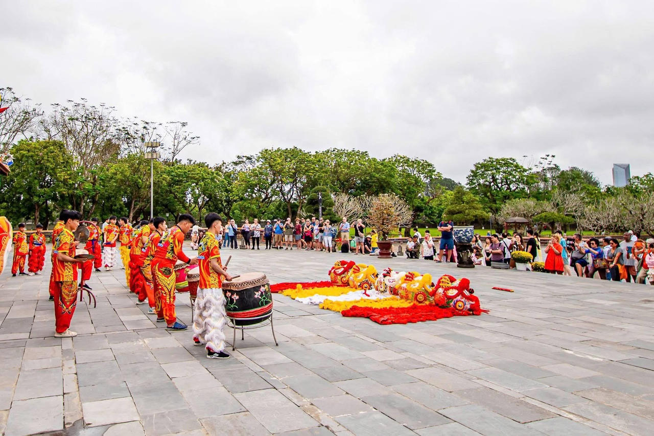 Chương tr&igrave;nh biểu diễn L&acirc;n &ndash; Sư &ndash; Rồng trong hai ng&agrave;y m&ugrave;ng 2 v&agrave; m&ugrave;ng 3 Tết B&iacute;nh Ngọ tại Đại nội Huế đ&atilde; diễn ra s&ocirc;i nổi, thu h&uacute;t đ&ocirc;ng đảo du kh&aacute;ch trong v&agrave; ngo&agrave;i nước.