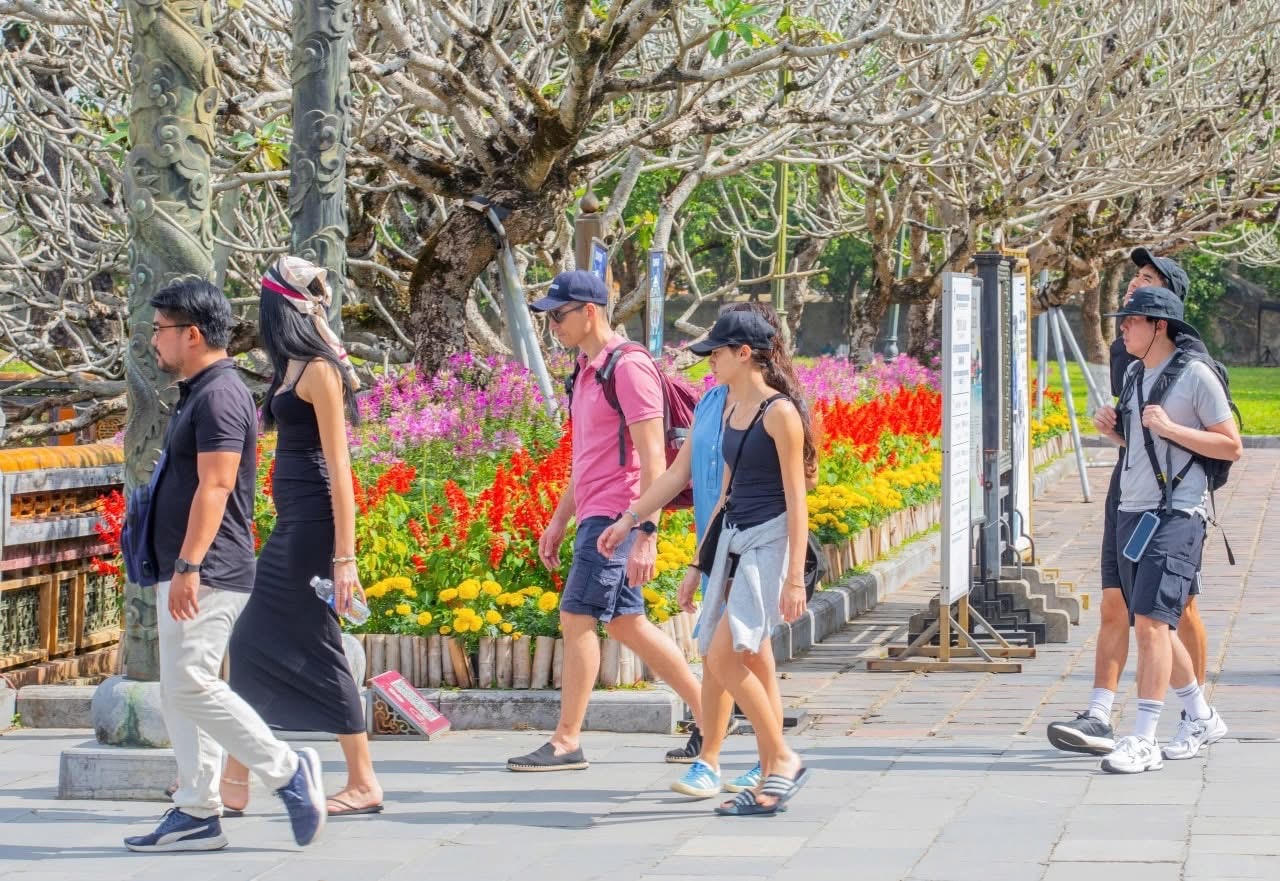 Kh&aacute;ch nước ngo&agrave;i th&iacute;ch th&uacute; trải nghiệm du xu&acirc;n trong Đại nội Huế.