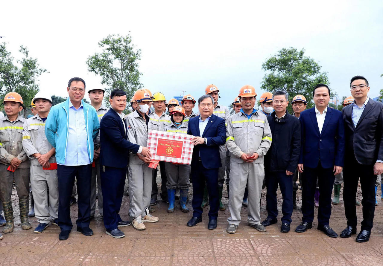 Chủ tịch UBND TP H&agrave; Nội Vũ Đại Thắng đi kiểm tra, động vi&ecirc;n, ch&uacute;c Tết tại c&ocirc;ng tr&igrave;nh cải tạo tuyến k&ecirc;nh Thụy Phương.