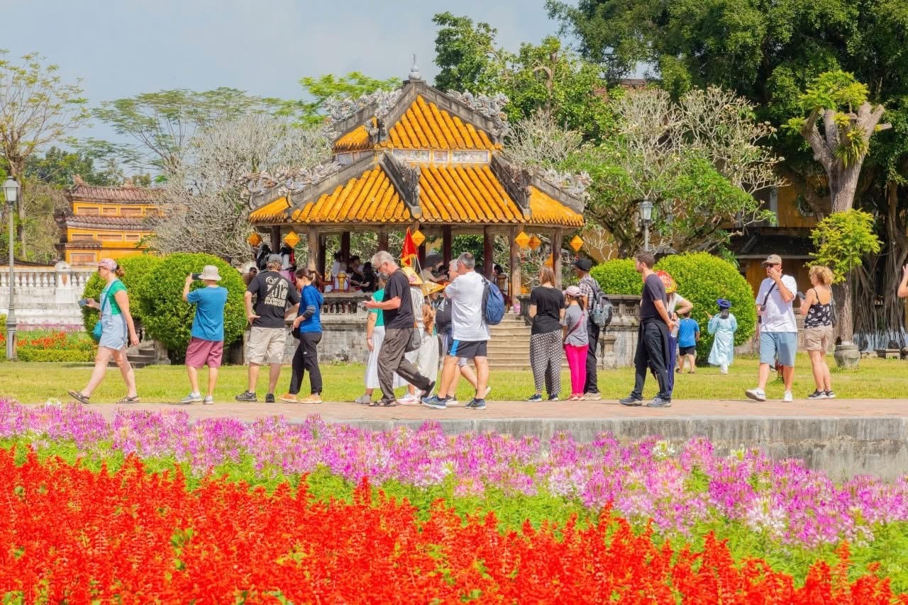 Đại nội Huế được trang ho&agrave;ng rực rỡ với mu&ocirc;n sắc hoa, tạo n&ecirc;n kh&ocirc;ng gian tươi mới.
