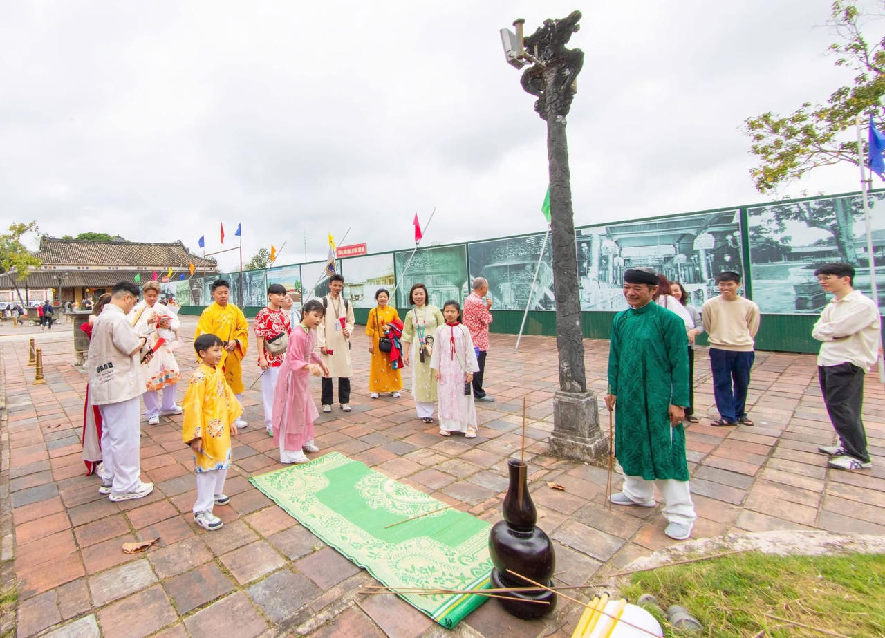 Du kh&aacute;ch h&agrave;o hứng tham gia tr&ograve; chơi cung đ&igrave;nh, d&acirc;n gian trong khu di t&iacute;ch.